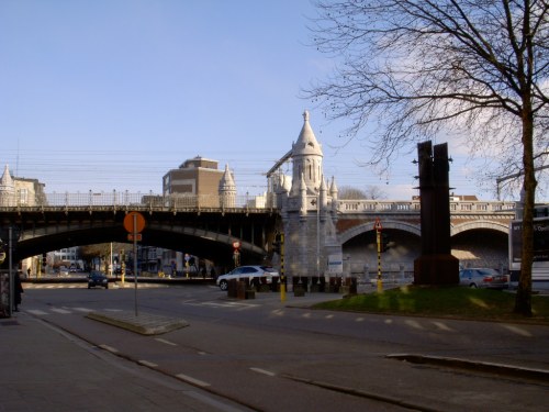 Railway Bridge ... dibelakangnya persis adalah Senegogh atau Rumah Ibadah orang Jahudi di Antwerp