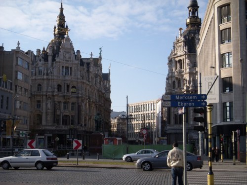 Bangunan Tua Antwerp diantara bangunan baru lainnya