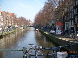 Canal yang banyak terdapat di Amsterdam... Airnya bersih yah...?!