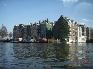 Pemandangan Kota Amsterdam dari atas Canal Boat.