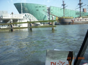 Museum Bahari dan Kapal Tua.... dipotret dari atas Canal boat.